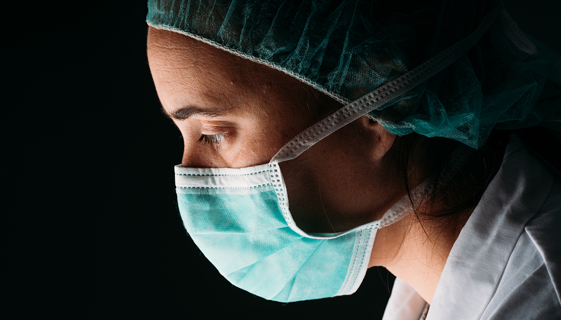 Enfermera con mascarilla quirúrgica