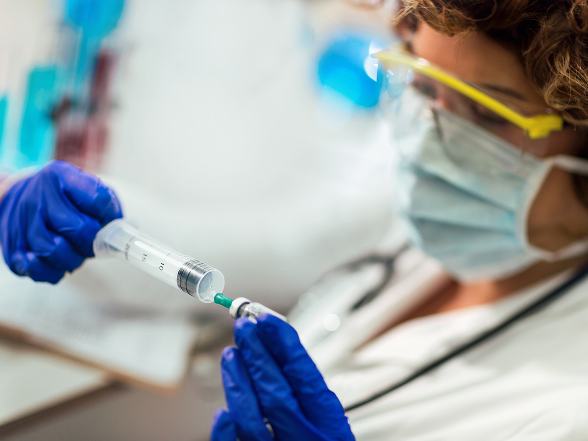 Enfermera manipula un medicamento peligroso