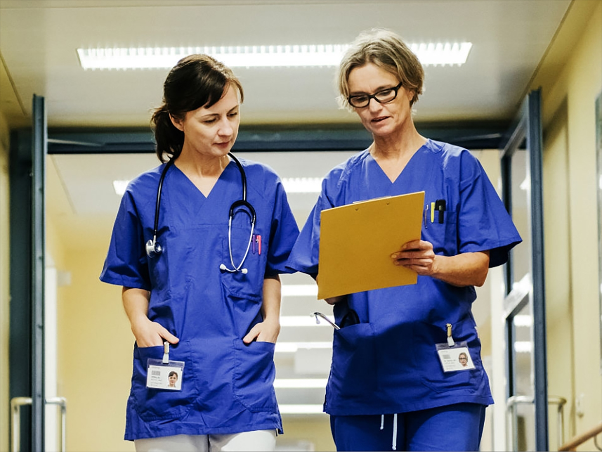 Enfermeras conversan en el pasillo de un hospital