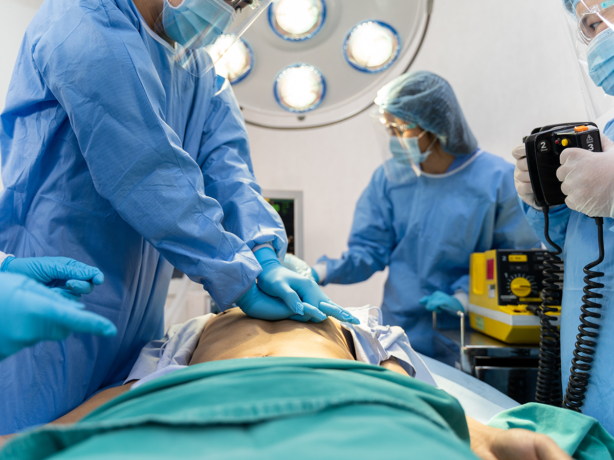 Enfermero realiza reanimación cardiopulmonar (RCP) en la sala de operaciones de un hospital 