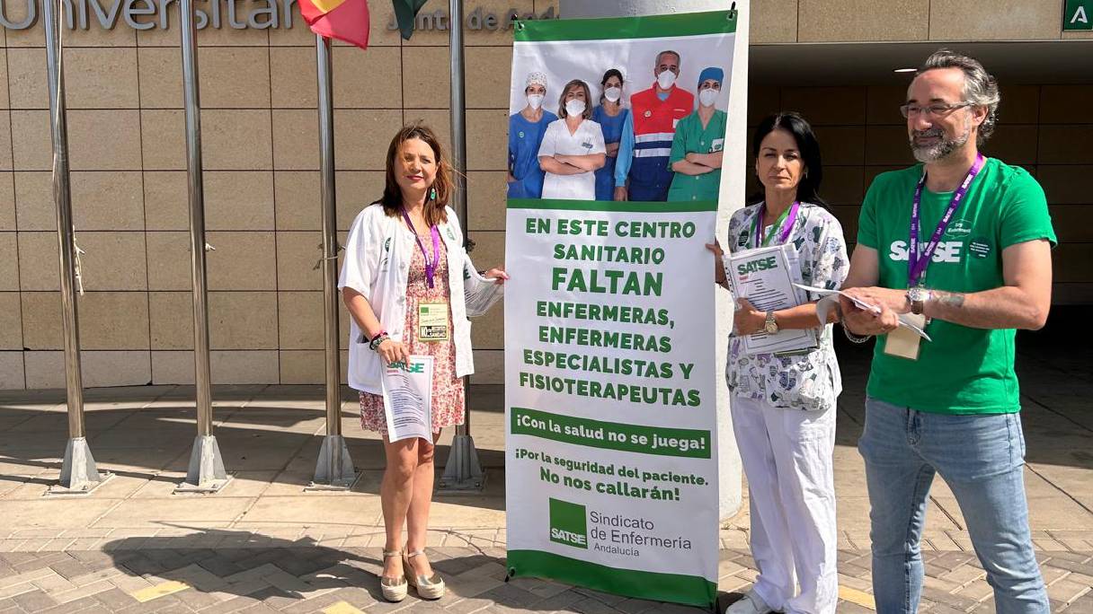En Almería, SATSE informa a los usuarios del SAS sobre las consecuencias de una plantilla de profesionales deficitaria.