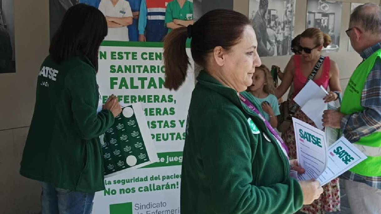 Delegados sindicales de SATSE Jaén informan sobre las consecuencias de la falta de personal.