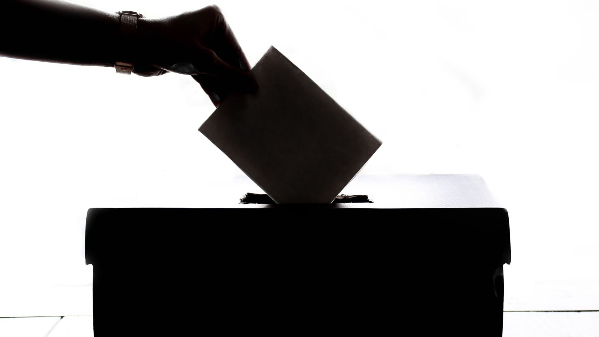 Urna con papeleta electoral.