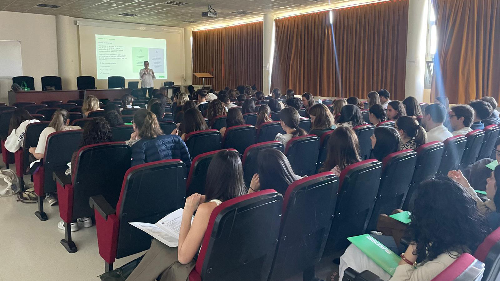 Estudiantes de 4º de Enfermería y Fisioterapia durante la jornada en el salón de actos de la Facultad de Ciencias de la Salud, en Oviedo.