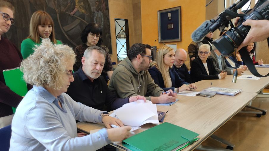 La Secretaria General de SATSE en Asturias, Belén García, firma el preacuerdo, el pasado 27 de enero.