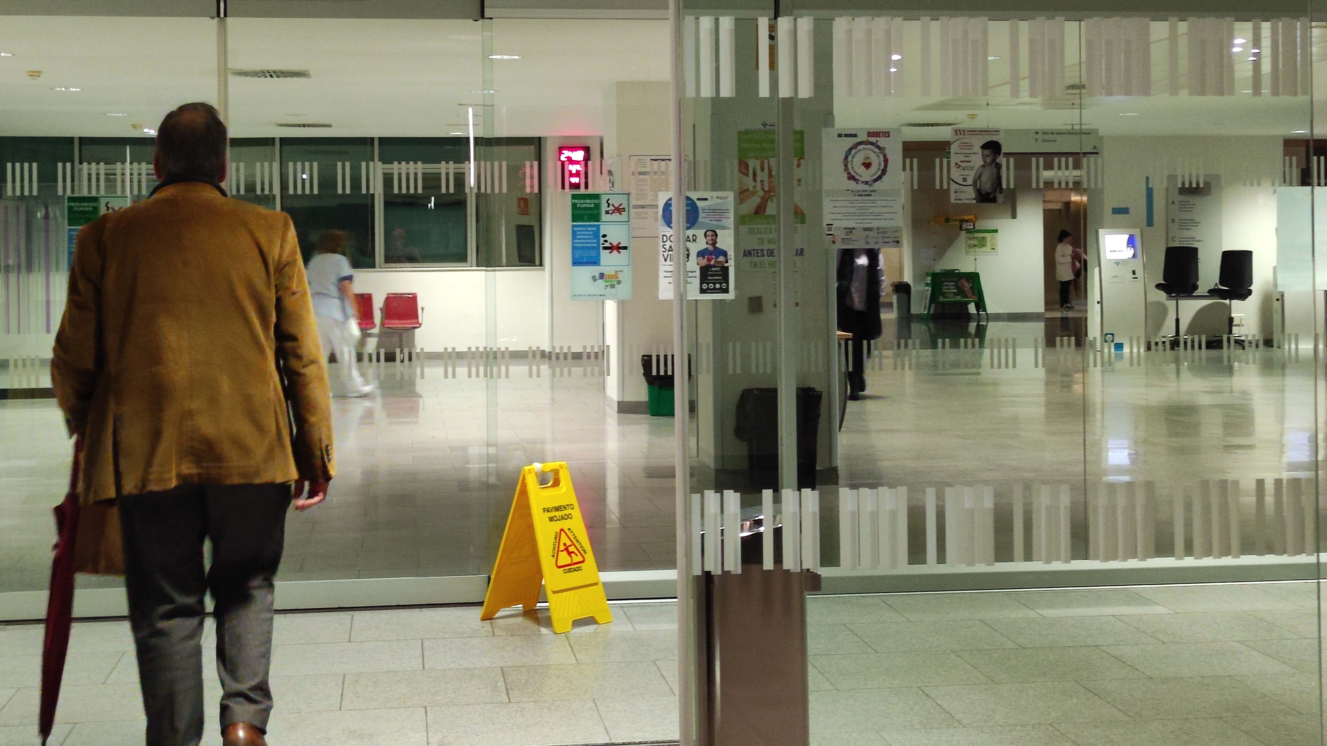 Usuario en el acceso al hospital de Oviedo, HUCA.