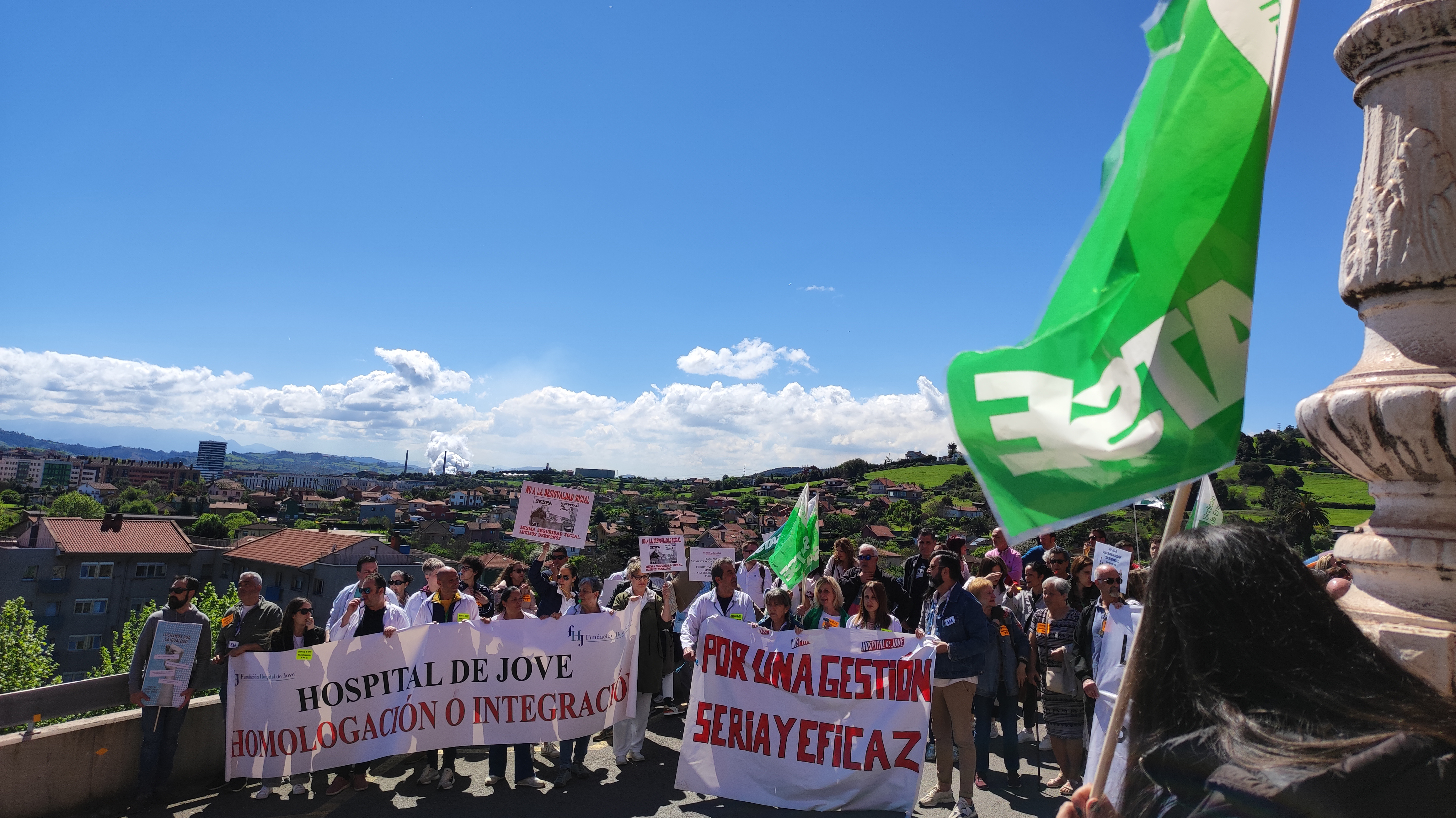 Protesta ante el Hospital de Jove por un convenio justo.