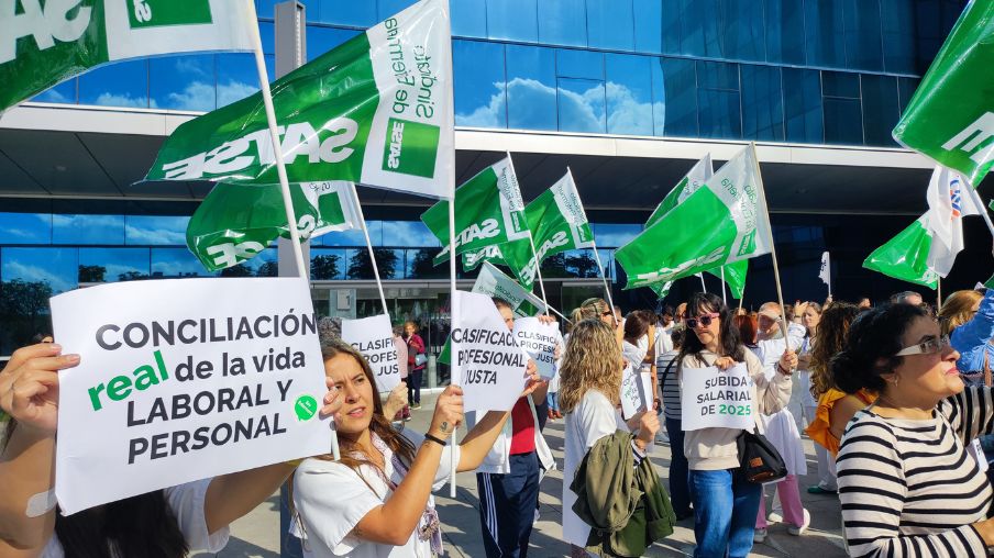 Protesta ante el HUCA por la mejora de las condiciones laborales.