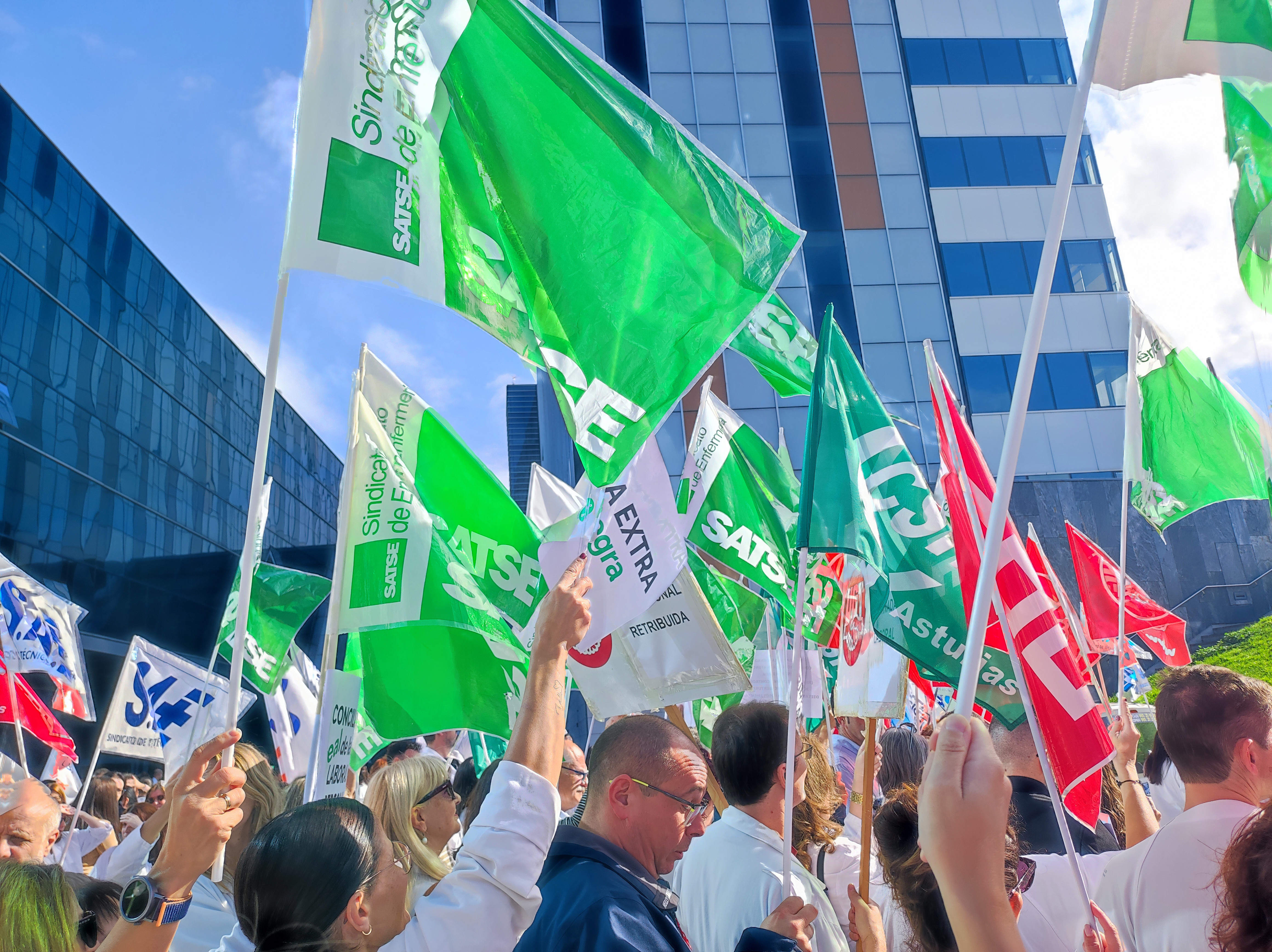 Protesta del frente común sindical, ante el HUCA, el pasado 1 de octubre de 2025.
