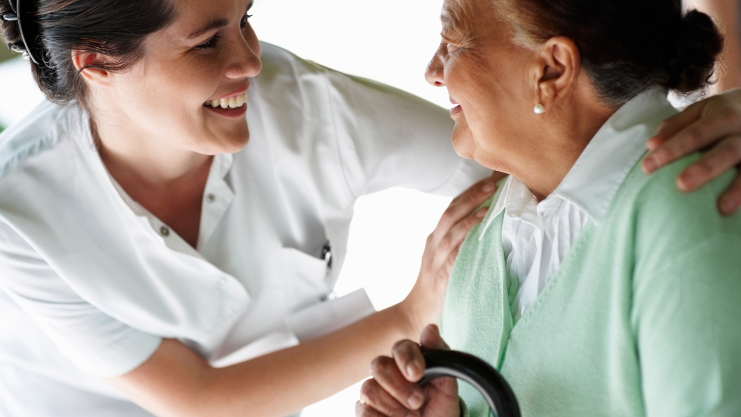 Enfermera conversa con persona de la tercera edad