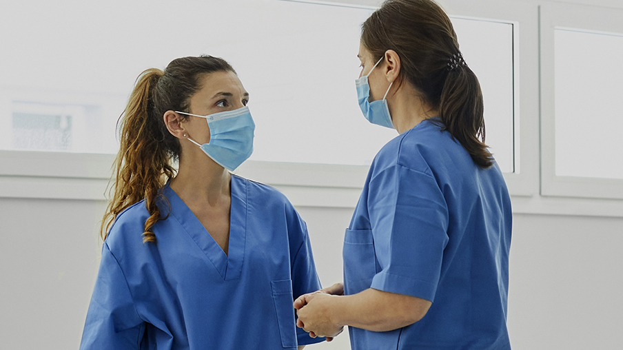 Enfermeras en el pasillo de un hospital