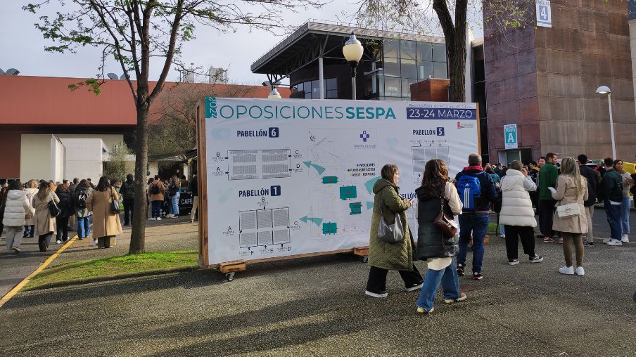 Aspirantes acceden al examen de la OPE del Sespa 2022, el pasado marzo, en Gijón