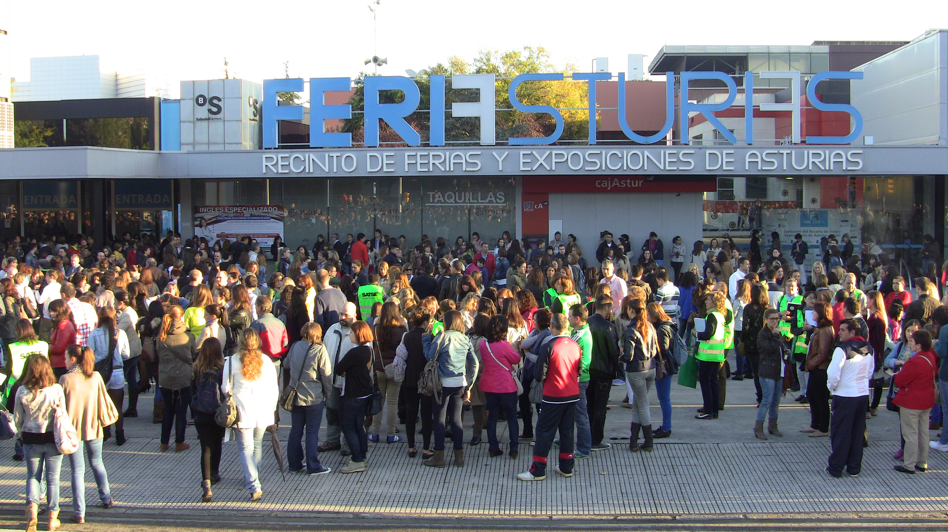 Aspirantes a una anterior OPE de Enfermería del Sespa, el día del examen, en Gijón.