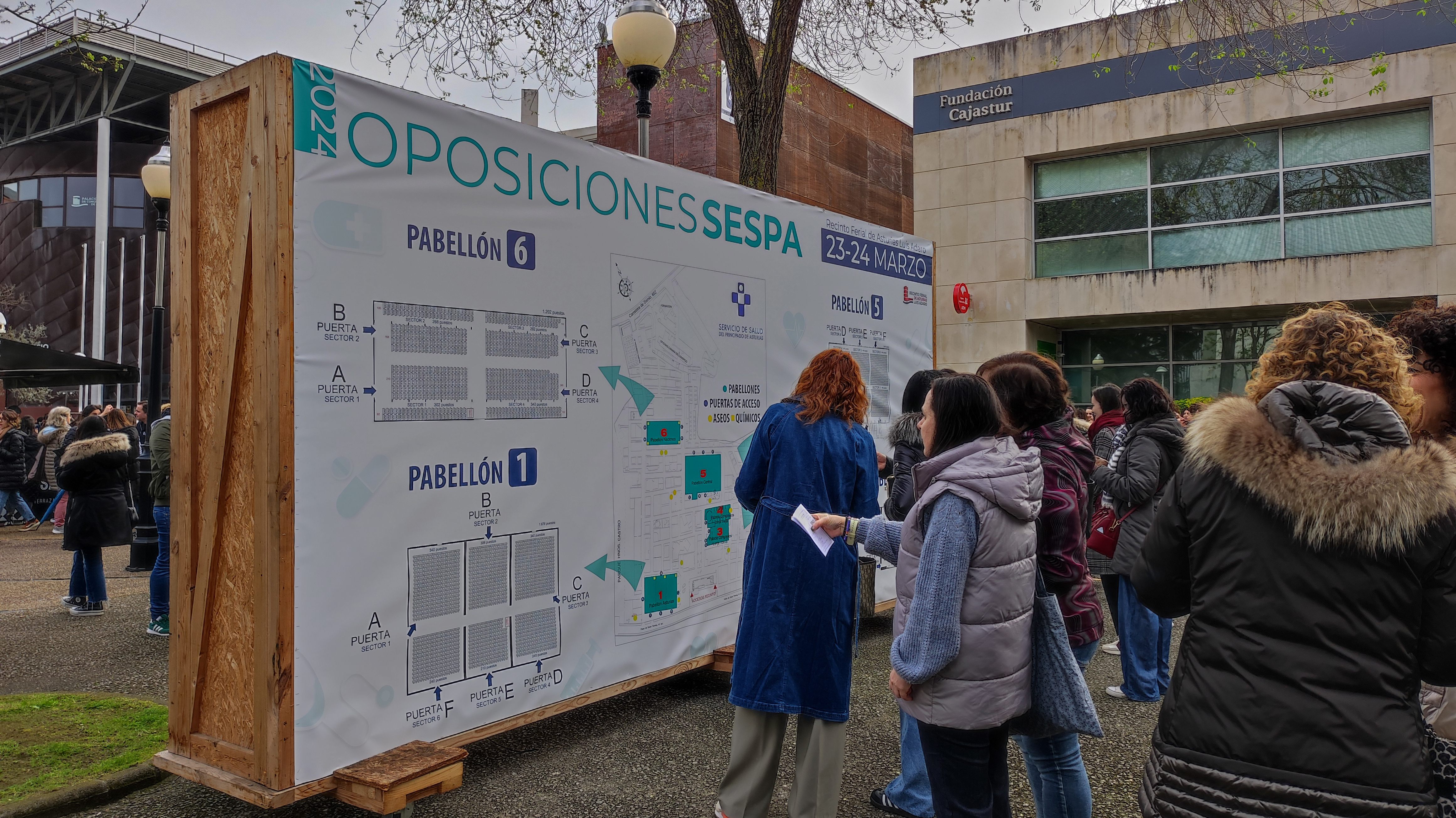 Aspirantes acceden al examen de la OPE de Enfermería del Sespa, el pasado marzo, en Gijón.