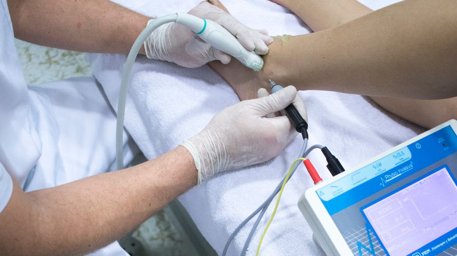 Fisioterapeuta examinando rodilla